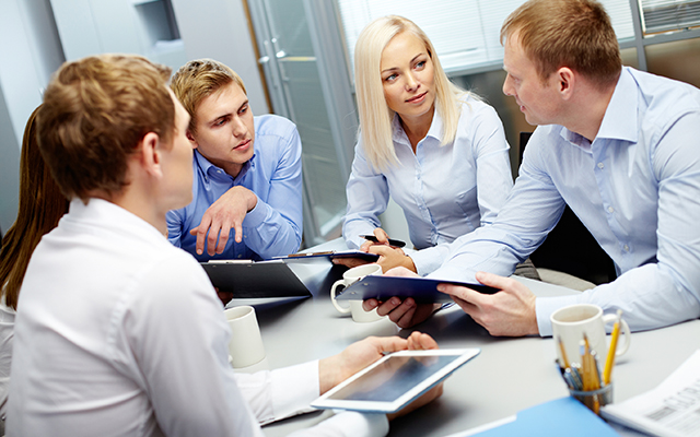 Testmanagementteam diskutiert im Meeting